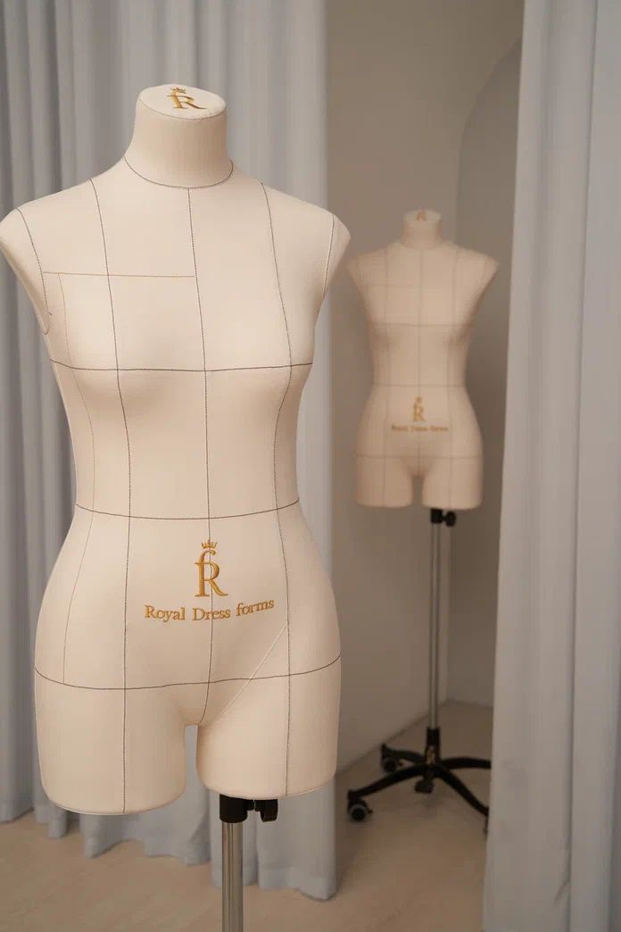 Моника – это самый популярный женский манекен Royal Dress forms. Он идеально подойдет для пошива, конструирования и моделирования любого типа изделия: от нижнего белья до верхней одежды. Манекен изготовлен с учетом анатомии современной женщины.  Комплектация: Торс Подставка «Милан» Магнит-трафарет Чехол-накидка Это базовый комплект, который включает в себя все необходимое для старта.  Основа торса манекена  Торс манекена изготовлен из эластичного и прочного полимерного материала – пенополиуретана. Благодаря ему Моника легко сжимается и мгновенно восстанавливает свою форму. Манекен идеально подходит для драпировки: вы можете прокалывать его булавками на любую глубину и во всех направлениях, не опасаясь повредить материал. Кроме того, Моника устойчива к воздействию утюга и отпариванию изделий. Одно из главных свойств манекена – это сжимаемость. Вы будете чувствовать себя комфортно в работе с растяжимыми тканями.  Для удобства использования манекен можно регулировать по высоте. У вас будет 2 года гарантии на эксплуатацию полимерного наполнения туловища.  Обтяжка:  Чехол сделан из водоотталкивающего хлопчатобумажного материала, который не загрязняется и легко моется влажной губкой. Для удобной работы портных мы прошили линии баланса по всей фигуре Моники. Линии разметки помогают быстро определить точность посадки и делать наколку на манекене более комфортной. Чехол надевается в производственных условиях. И мы не рекомендуем снимать его с туловища манекена без крайней необходимости.  Гарантия на заводскую обтяжку не распространяется.  Для удобной работы дополнительно вы можете приобрести фиксатор вращения (артикул ARVOL1).   