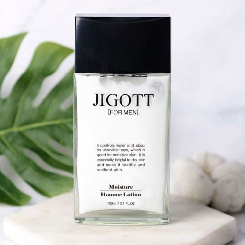 Увлажняющий мужской лосьон Jigott Moisture Homme Lotion предназначен для ухода за мужской кожей.  Корейский мужской лосьон:  - освежает и увлажняет кожу,  - снимает стянутость и сухость,  - успокаивает раздражение и повышает упругость.  - в составе лосьона содержатся вода розы и экстракт портулака, которые обладают противовоспалительными и омолаживающими свойствами.   Лосьон подходит для использования после бритья, снимая раздражение и воспаление.  В результате использования лосьона, кожа становится увлажненной, ухоженной, без признаков возрастных изменений.