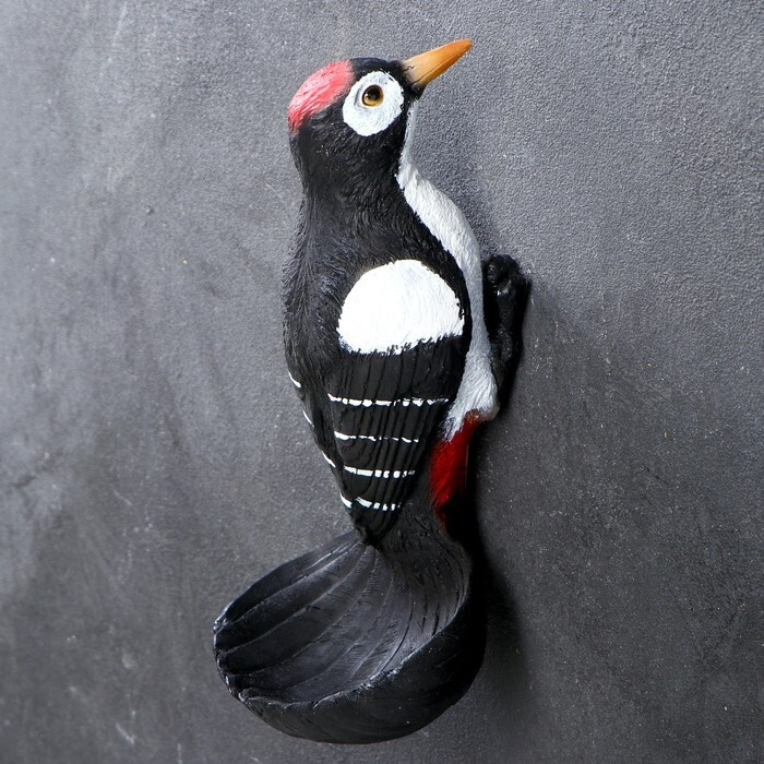 Подвесная зимняя кормушка для птиц "Дятел чёрный" из полистоуна, 26см, Хорошие сувениры  #1
