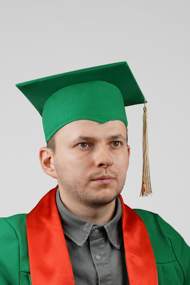 Зелёная академическая шапочка выпускника конфедератка с золотой кисточкой  #1