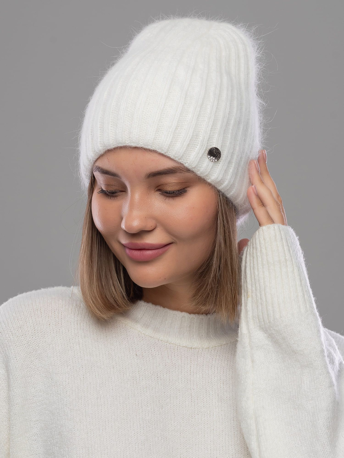 Изготовленная из высококачественных материалов, эта шапка обеспечивает максимальную комфортность и тепло. Нежная ангора приятно прилегает к коже, создавая ощущение погружения в мягкий объятья. Вы будете рады каждый раз надевать эту шапку!