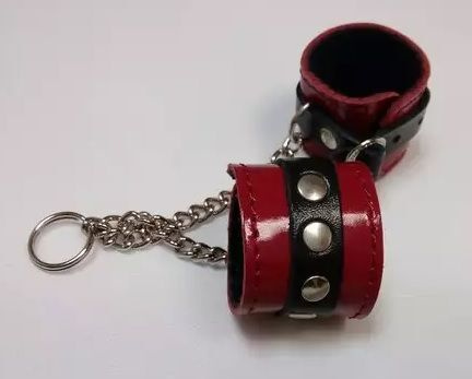 Брелок в виде красно-чёрных наручников #1