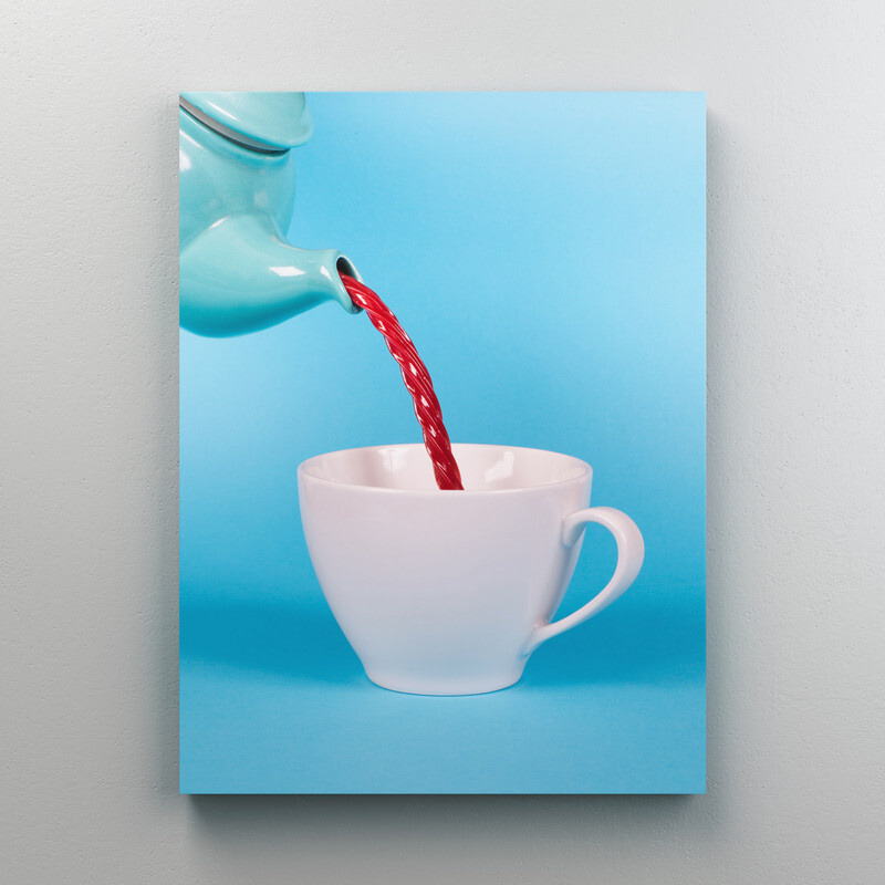 Интерьерная картина на холсте "Красный чай на голубом фоне" для кухни, кафе и ресторанов, на подрамнике #1