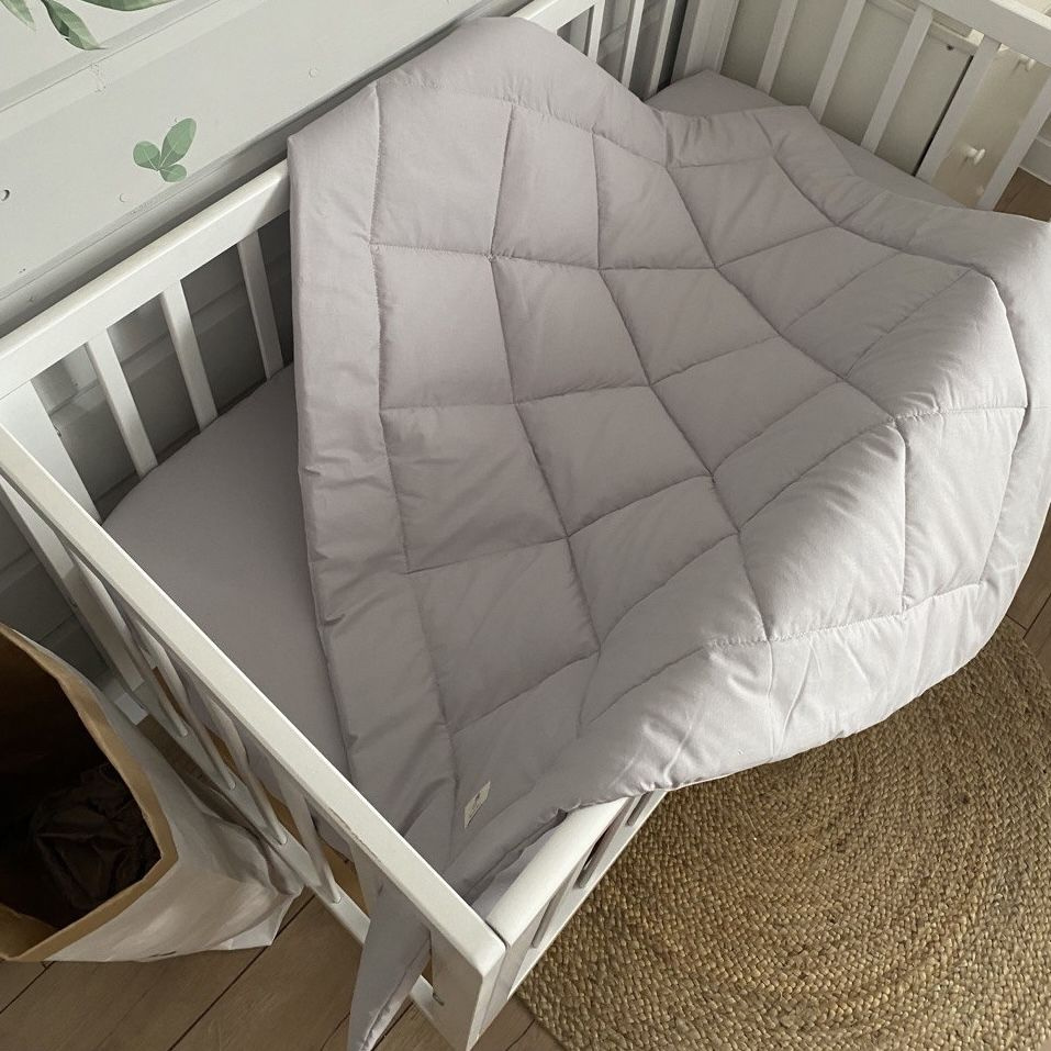 Одеяло стеганое в кроватку для новорожденного MamiBro, размер 90х110 см, 100% хлопок, темно серый  #1
