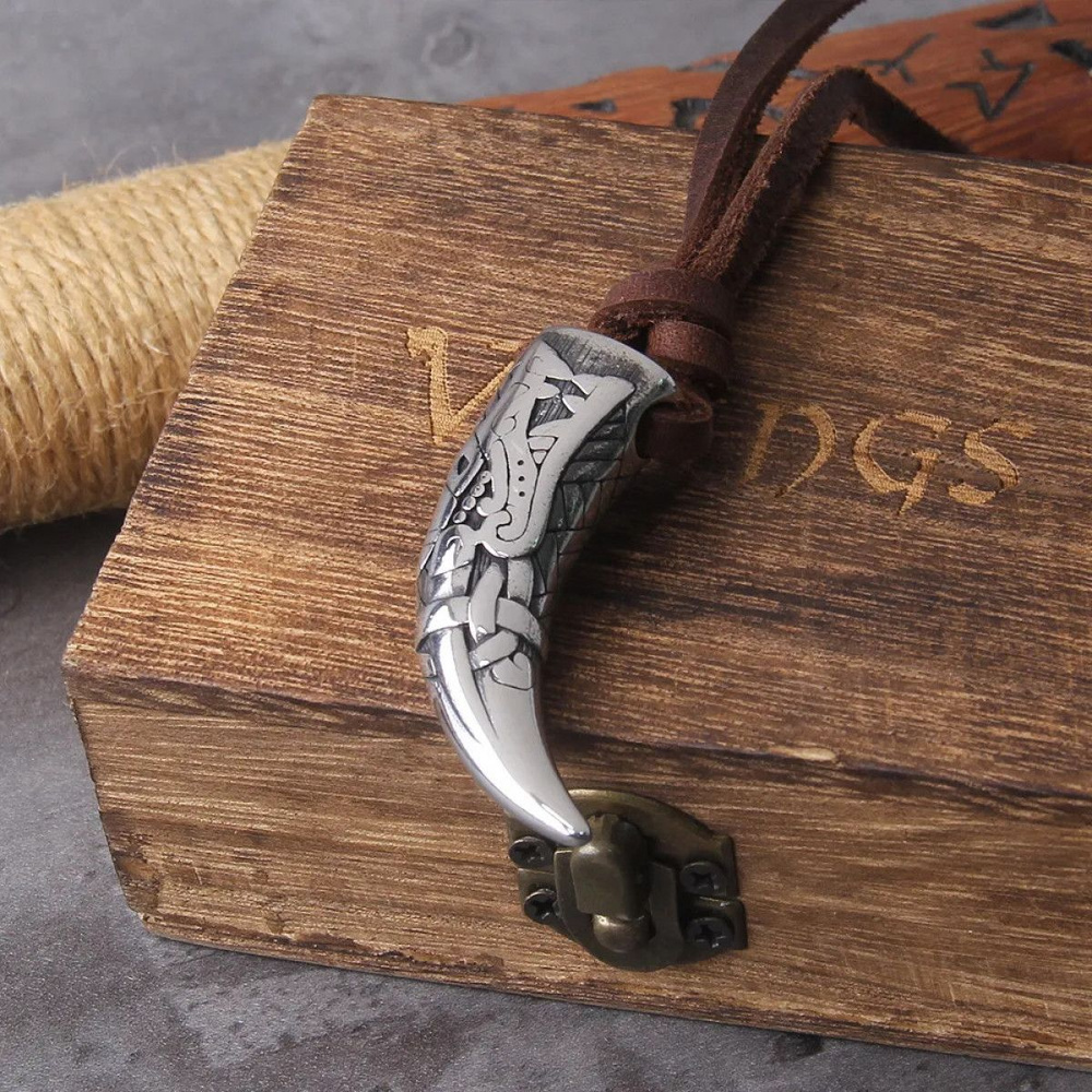 Подвеска на шею: зуб дракона на кожаном шнурке в подарочной шкатулке  #1