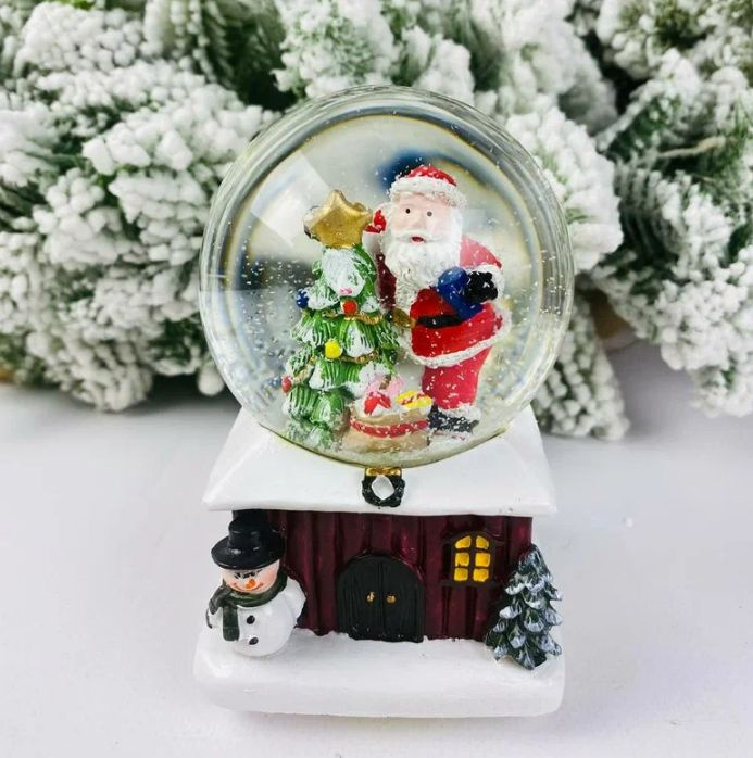 Новогодний сувенир 7160 Стеклянный шар "Дед Мороз с подарочным мешком у ёлки" музыкальный LED, 3*ААА, #1