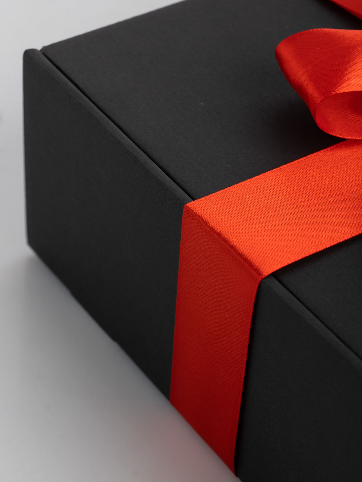 Такой подарок не только порадует получателя, но и станет прекрасным украшением для любого праздника или события. Он идеально подойдет для Нового года, дня рождения, свадьбы, юбилея или любого другого торжества. В комплект входит одна коробка, которая имеет размеры 25x21x9 см. Вы можете выбрать подходящую наклейку для каждой категории людей и сделать подарок еще более индивидуальным.