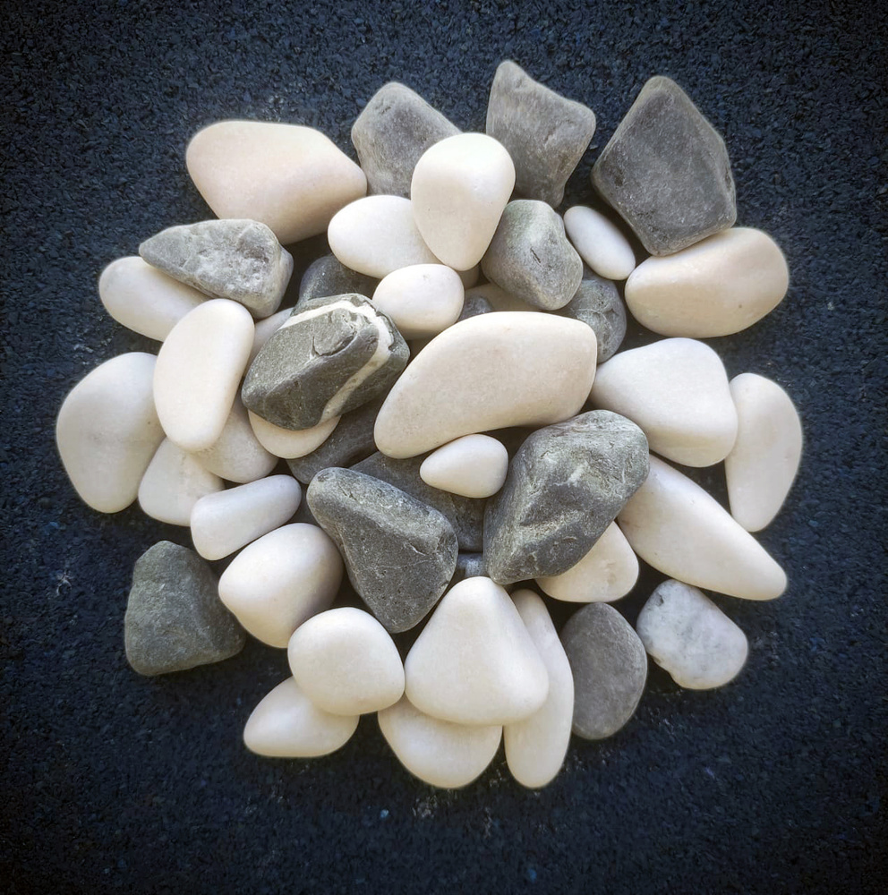 Галька белая и черная, микс (315+353), фракция 10-20 мм 20 кг. Декоративный грунт, натуральный камень #1