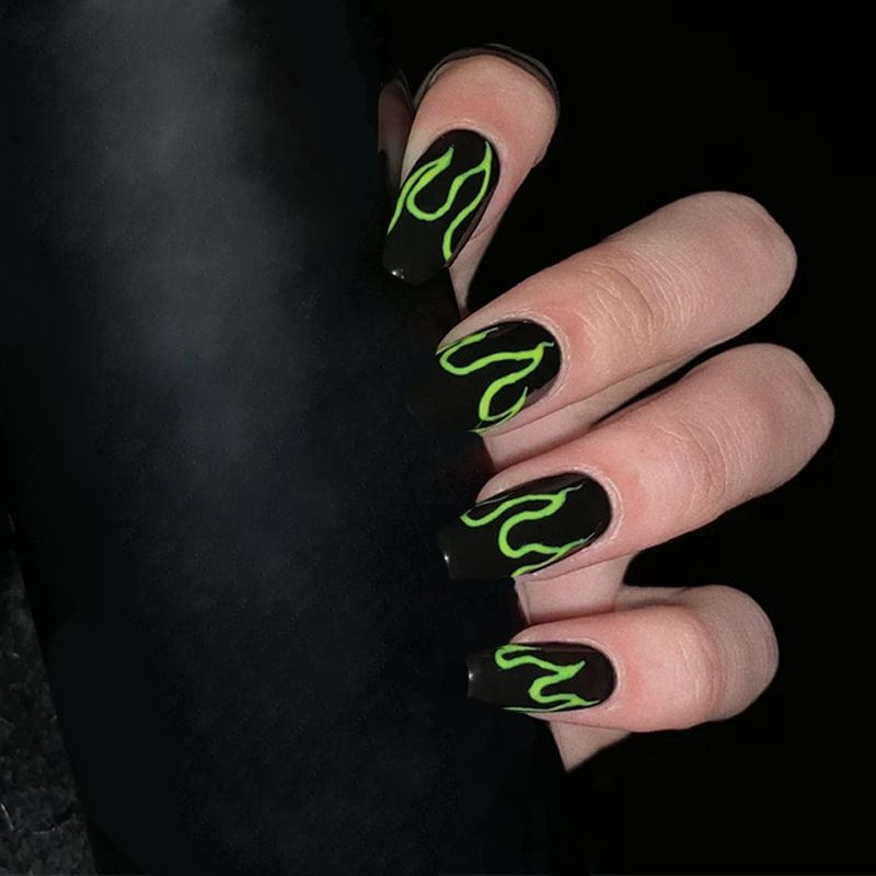 Накладные ногти черно-зеленые, средней длины, с рисунком огня (типсы + клеевые стикеры), быстрый маникюр #1