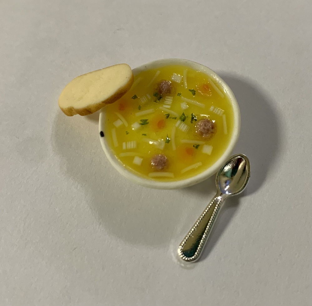 Набор миниатюрных продуктов:суп с фрикадельками , ложечка, кусочек батона. реалистичная еда для кукол #1