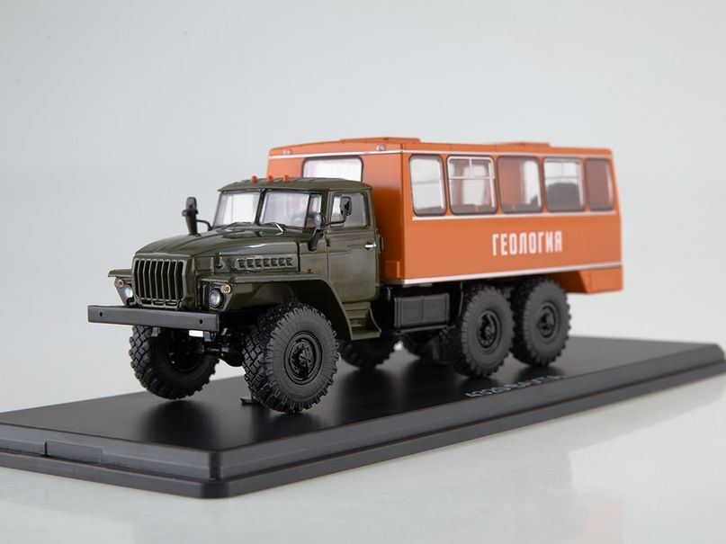 Масштабная модель 1/43 Вахтовый автобус НЕФАЗ-42112 #1