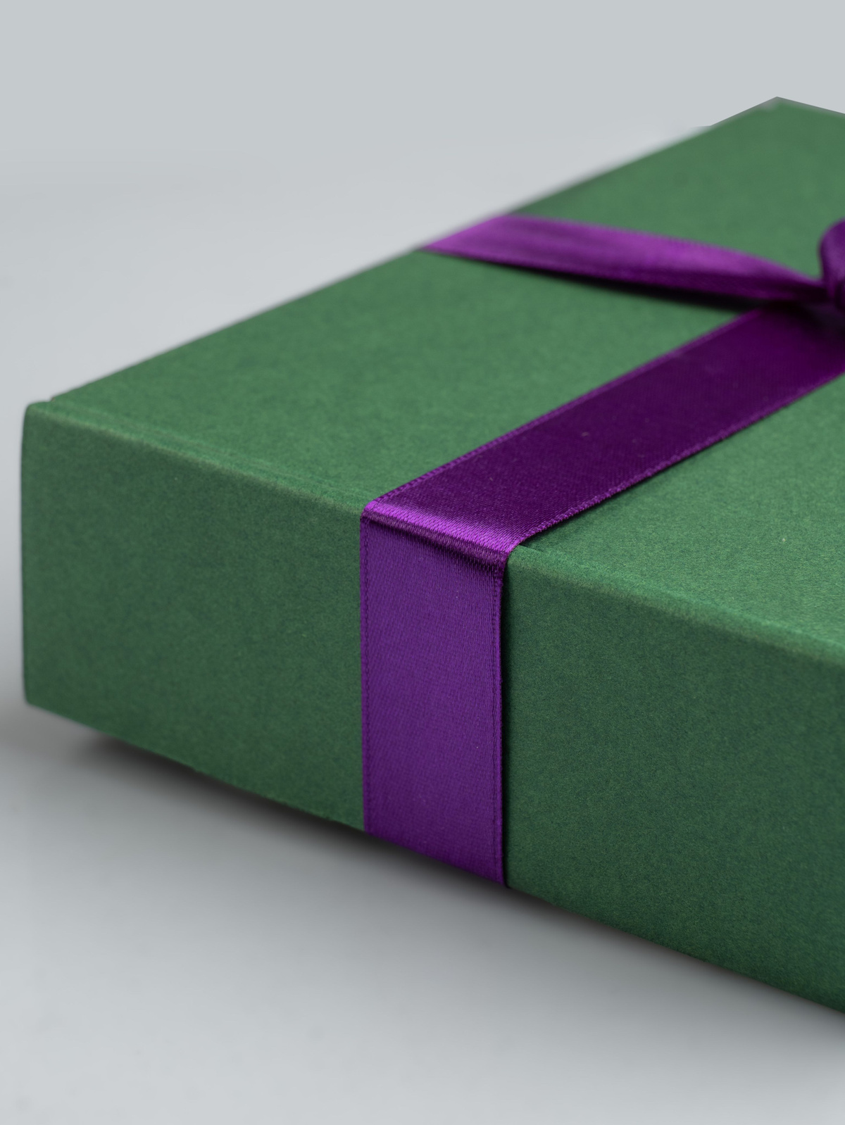 Такой подарок не только порадует получателя, но и станет прекрасным украшением для любого праздника или события. Он идеально подойдет для Нового года, дня рождения, свадьбы, юбилея или любого другого торжества. В комплект входит одна коробка, которая имеет размеры 12x10x3 см. Вы можете выбрать подходящую наклейку для каждой категории людей и сделать подарок еще более индивидуальным.