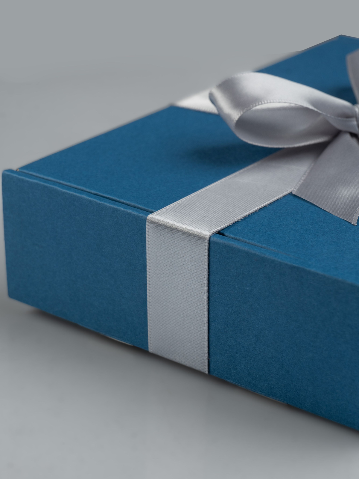 Такой подарок не только порадует получателя, но и станет прекрасным украшением для любого праздника или события. Он идеально подойдет для Нового года, дня рождения, свадьбы, юбилея или любого другого торжества. В комплект входит одна коробка, которая имеет размеры 12x10x3 см. Вы можете выбрать подходящую наклейку для каждой категории людей и сделать подарок еще более индивидуальным.