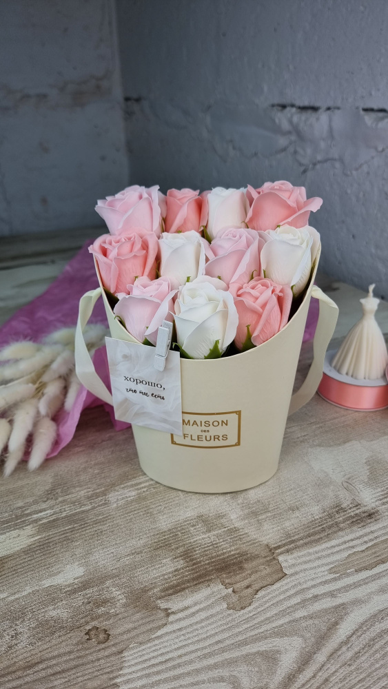 Подарочный букет из 11 коралловых, белых, пыльно-розовых роз в коробке  #1