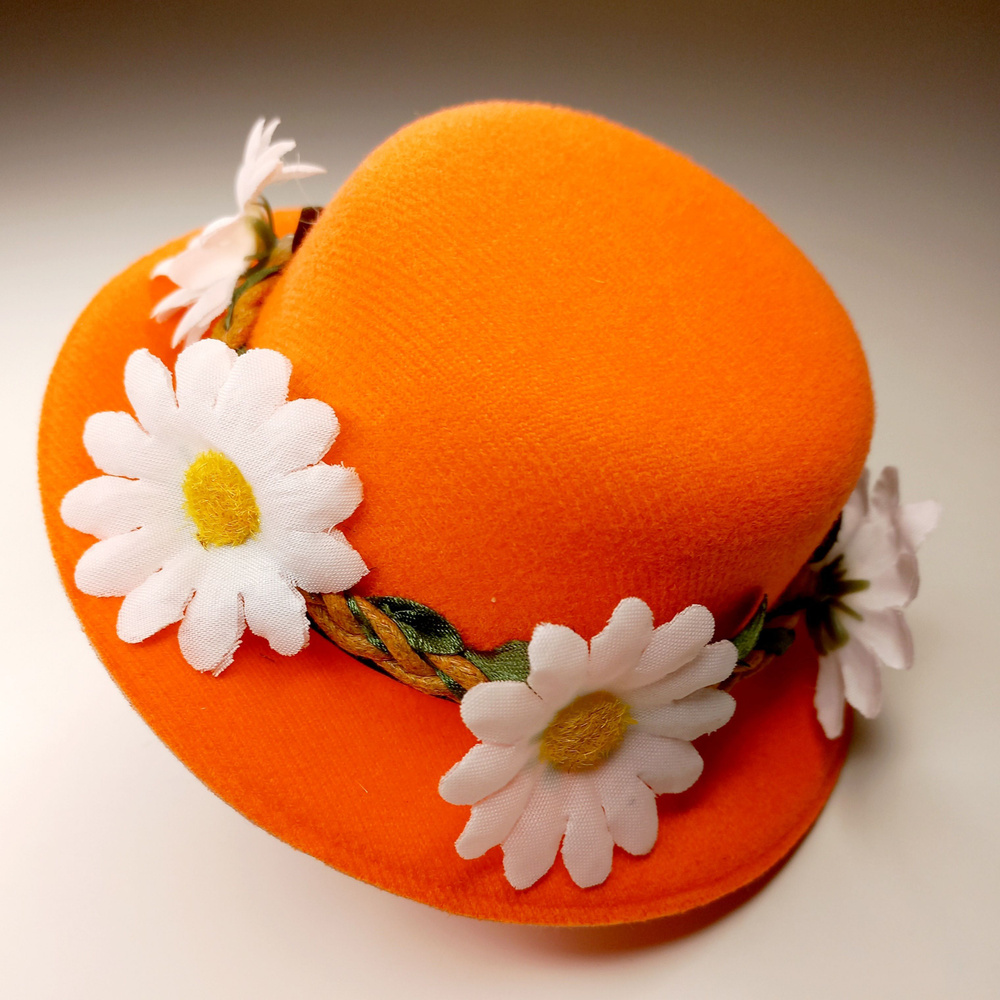 Шляпка-заколка оранжевая с белыми ромашками #1