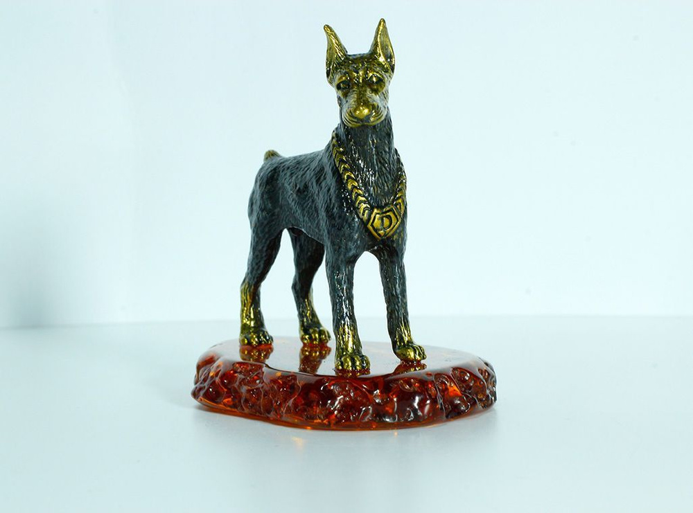Сувенир собака Доберман из латуни и прессованного янтаря.  #1