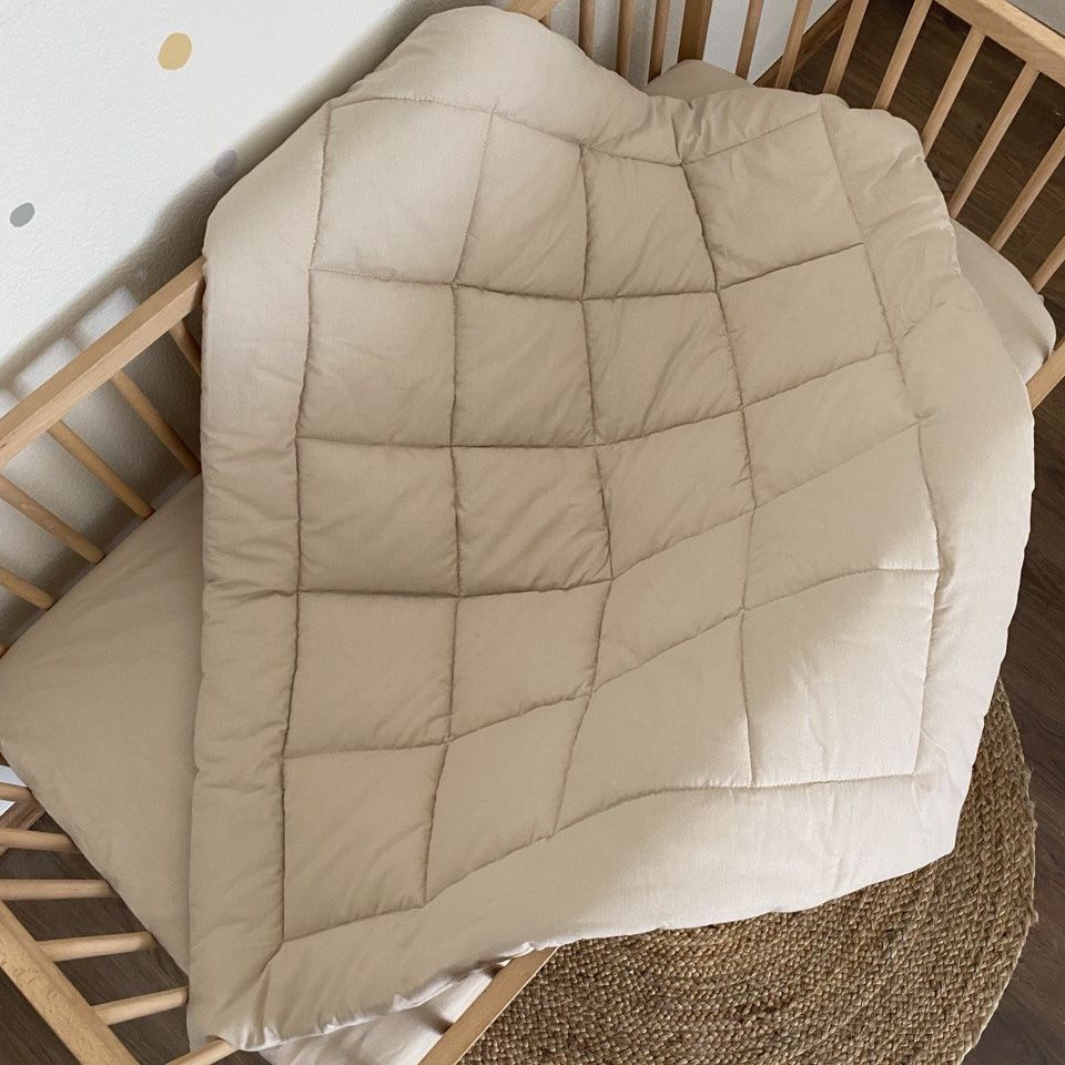 Одеяло стеганое в кроватку для новорожденного MamiBro, размер 90х110 см, 100% хлопок, серо бежевый  #1