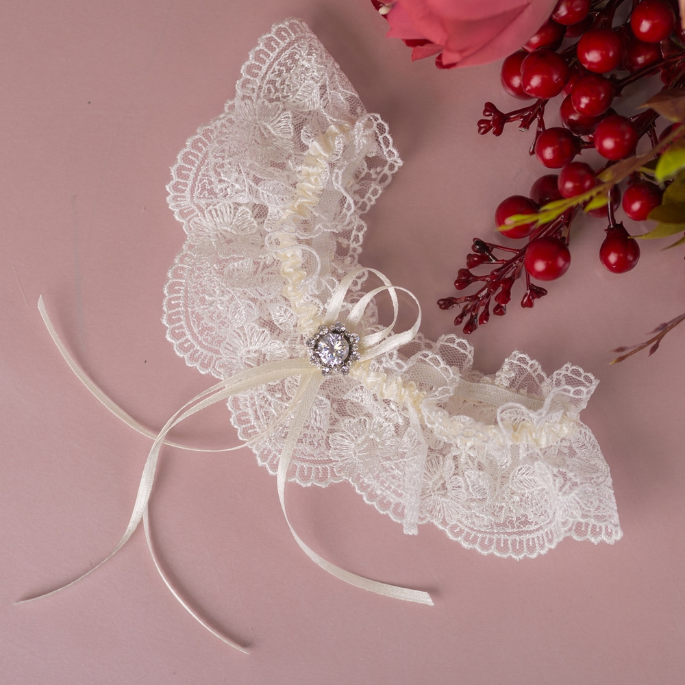 Романтичная подвязка для невесты "Аврора" из кружева айвори с цветочными узорами, атласными лентами и #1