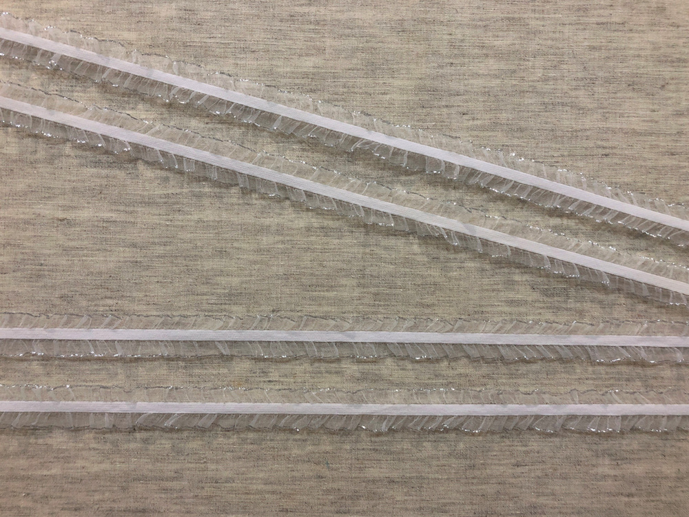 Резинка для шитья с рюшем, арт. РЕЗ 5, с серебристой каймой, ширина 26мм, длина 4 метра, рюш двусторонний #1