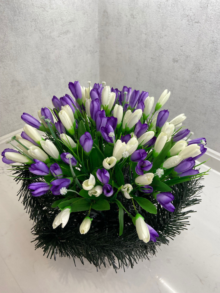 Корзина ритуальная из искусственных цветов "Крокус бело-фиолетовый" / Цветы искусственные для кладбища/ #1