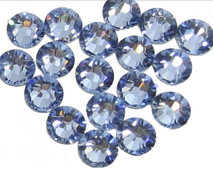 Стразы сваровски. Light Sapphire Swarovski. Стразы Лайт сапфир АВ. Стразы Swarovski 2208/4. Стразы Light Blue 2x2.