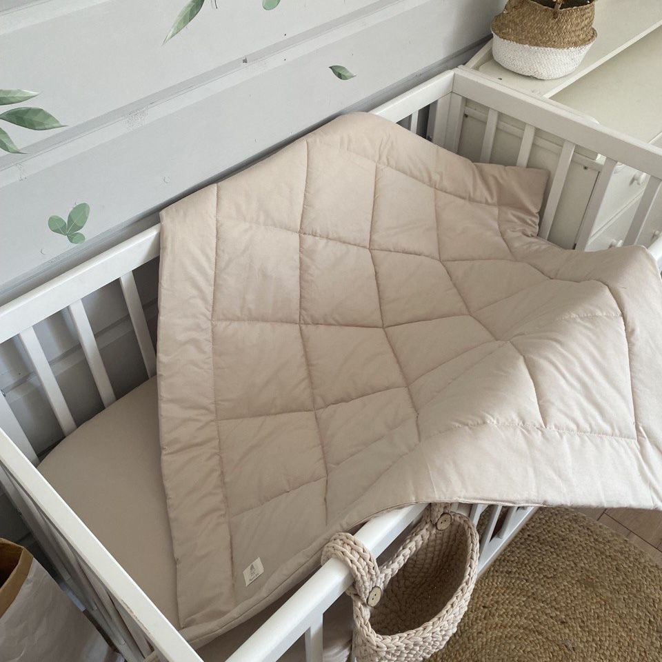 Одеяло стеганое в кроватку для новорожденного MamiBro, размер 90х110 см, 100% хлопок, пыльный бежевый #1