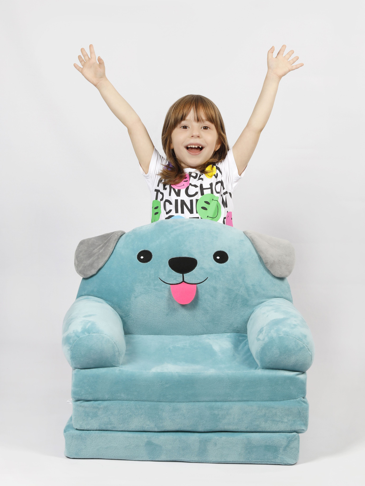 Раскладное кресло для детей не имеет острых углов, изготовлен из гипоаллергенных материалов.