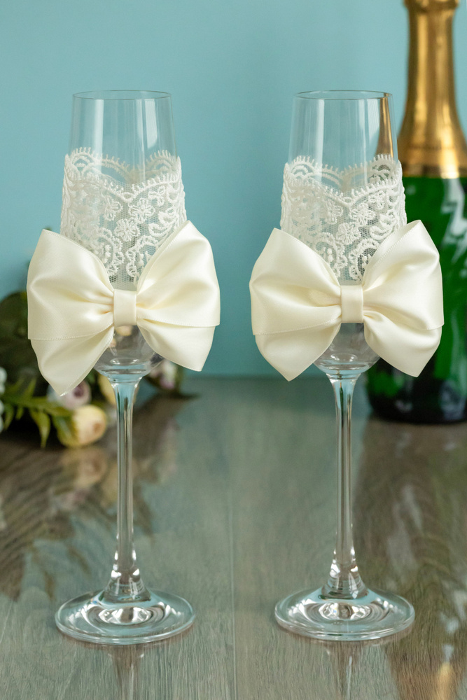 Роскошные свадебные бокалы для жениха и невесты с атласными бантами айвори и белым кружевом  #1