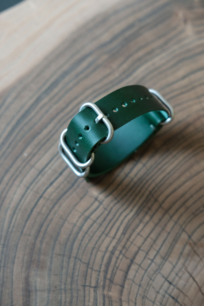 Ремешок для часов NATO Strap из итальянской кожи 20 мм ширина. Цвет зеленый, светлая фурнитура (никель) #1