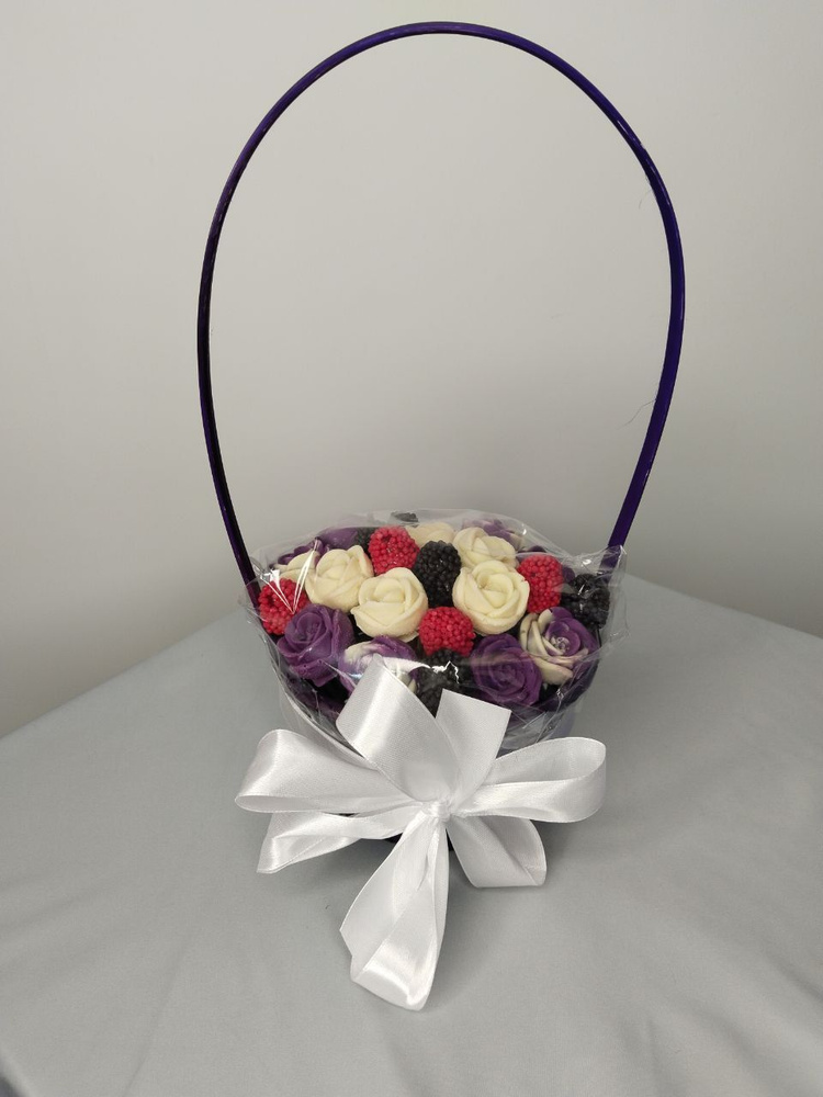 Ягодно-шоколадный букет из роз и малины мармелад. лавандовые ,белые и фиолетовые в корзине .Цветы шоколадные #1