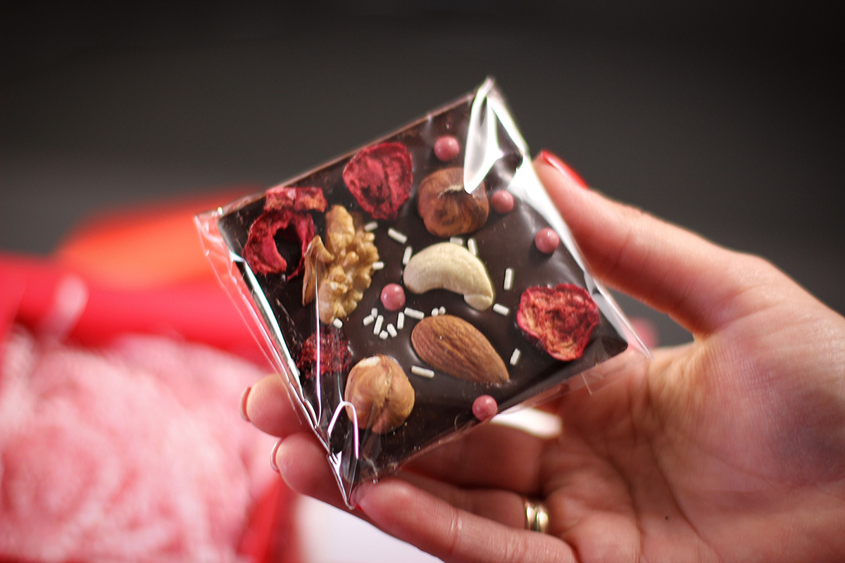 Натуральный шоколад прекрасно  сочетается с орехами и ягодами.  Мы создаём различные вкусовые  сочетания используя отборный фундук, миндаль, кешью и грецкий орех с  ягодами сублимационной сушки. 