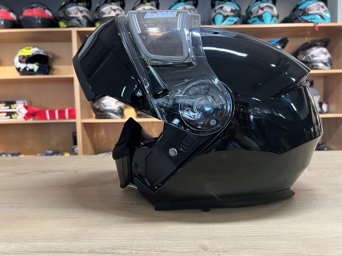 Тип шлема - модуляр, нижняя часть шлема поднимается вверх для удобства использования. Встроенные солнцезащитные очки. Маска-отсекатель дыхания от стекла также входит в стандартную комплектацию! Сумка-чехол в комплекте. Мотошлем соответствует стандарту безопасности DOT.