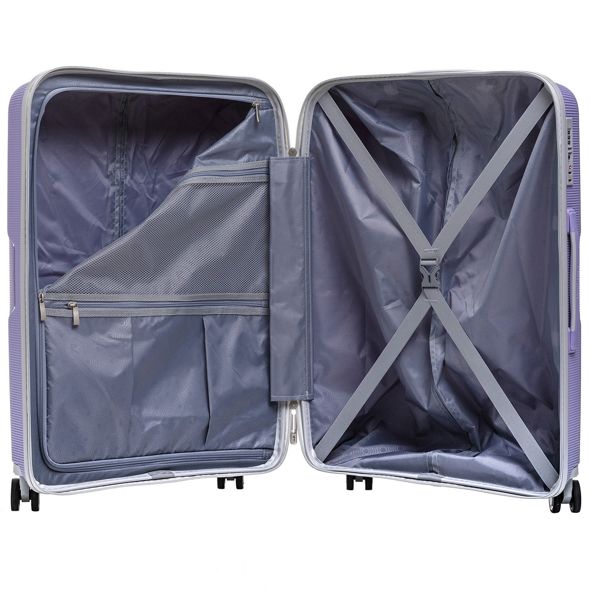 Внутри чемодана одно отделение на замке с дополнительным карманом и просторное отделение с багажными ремнями для еще более удобной организации.