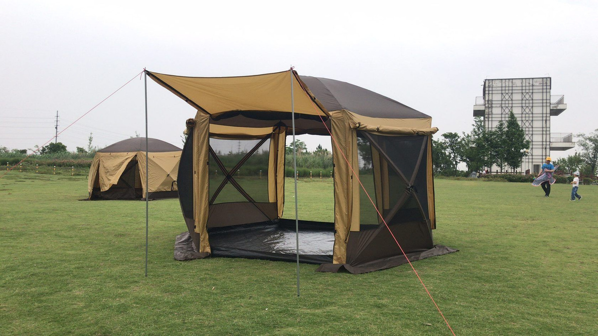 Шестиугольный шатер 2905-2TD имеет два входа, что обеспечивает хорошую циркуляцию воздуха внутри шатра, а также возможность объединить его с таким же шатром для компании людей побольше. 