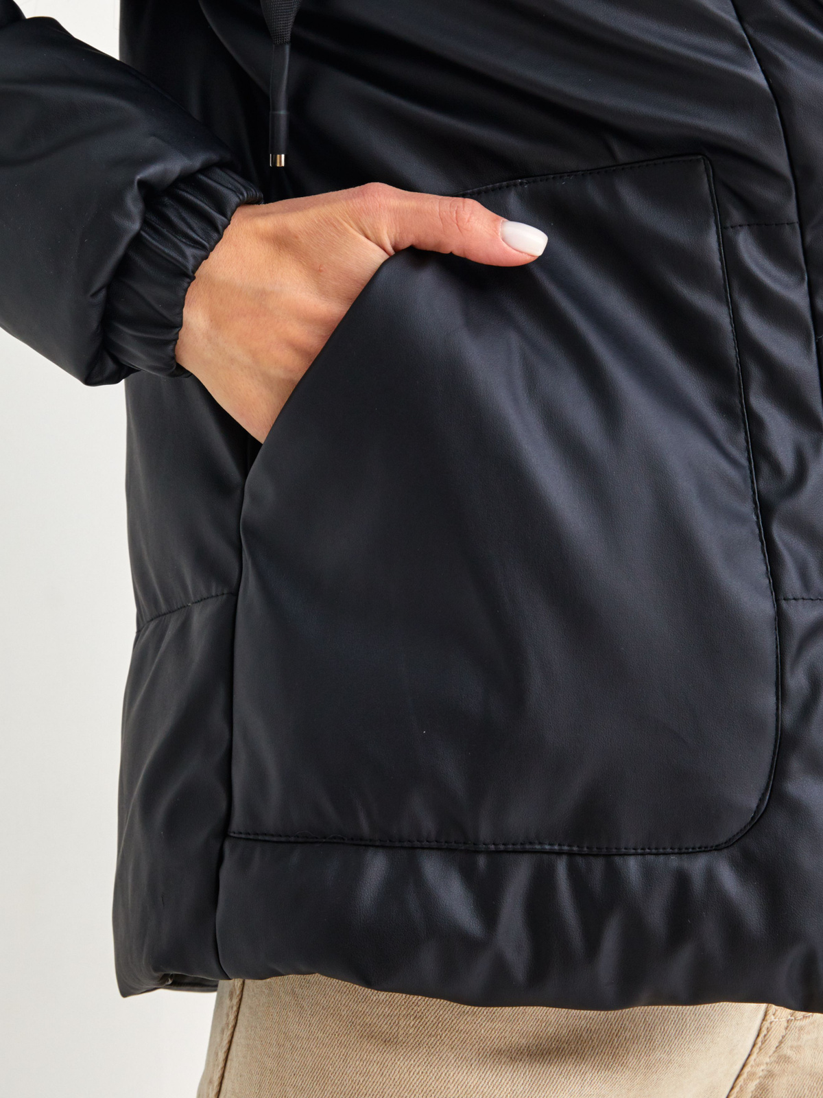 Мягкие глубокие боковые карманы, в которые легко поместится телефон, а Вашим рукам будет тепло и комфортно!  Сейчас в моде куртка из кожзама с наполнителем холофайбер теплая.
