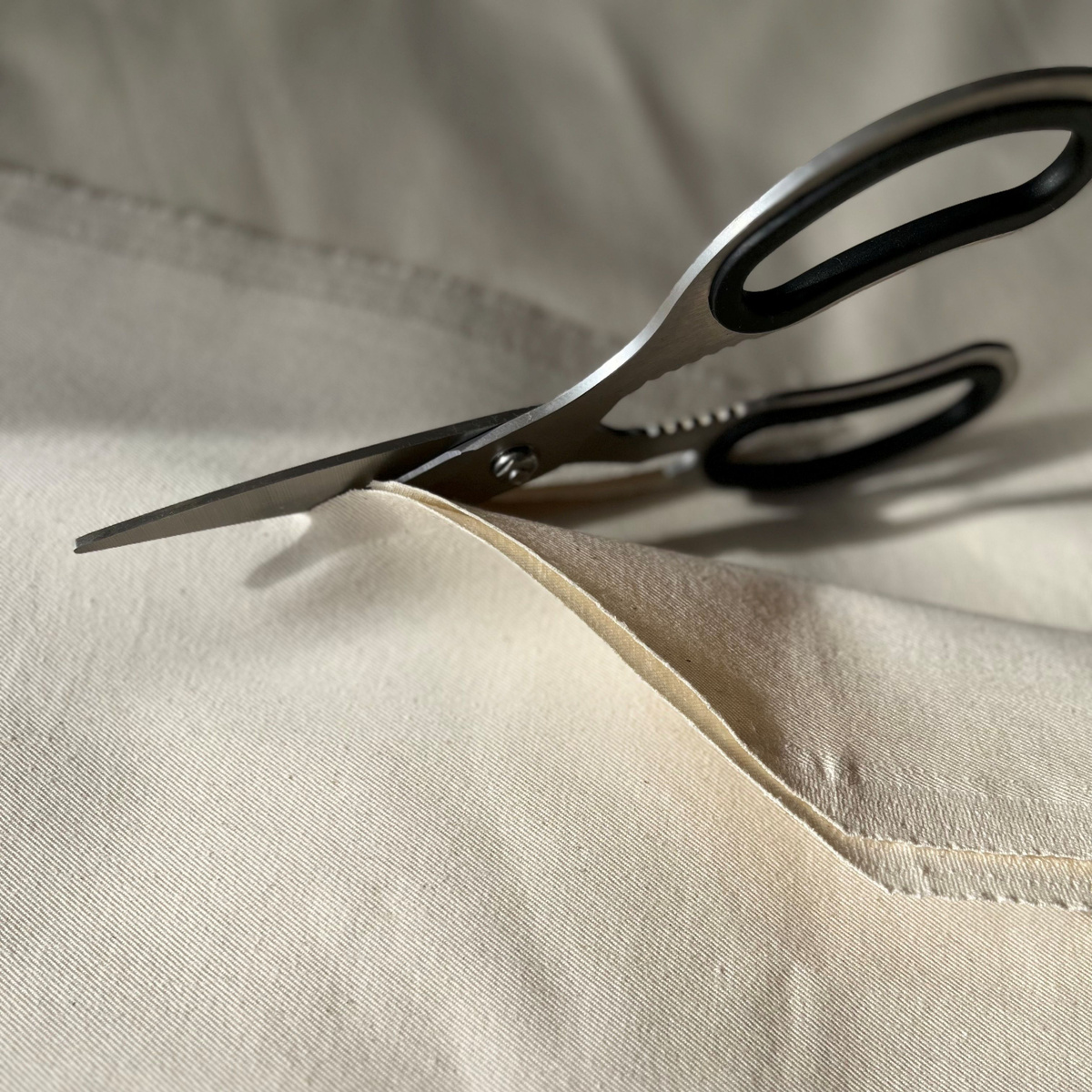 До раскроя изделия ткань саржа суровая должна пройти влажно-тепловую обработку с целью исключения усадки ткани в процессе пошива и ношения.