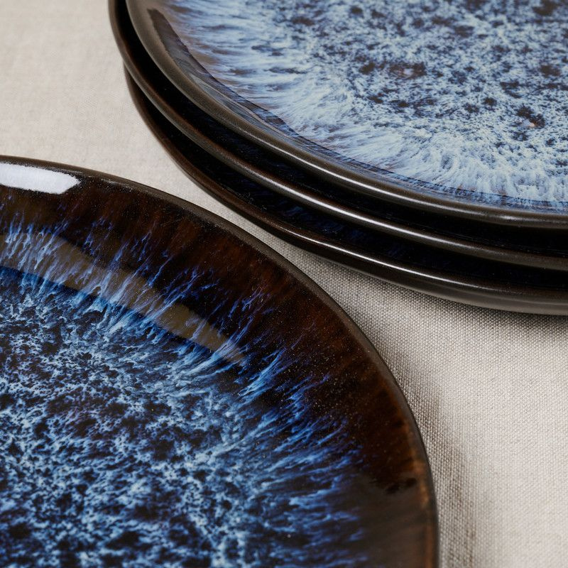 Каждая тарелка изготовлена из высококачественного керамического материала, который обеспечивает долговечность и прочность изделий. Тарелки также устойчивы к царапинам и выцветанию, сохраняя свою привлекательность на протяжении длительного времени.