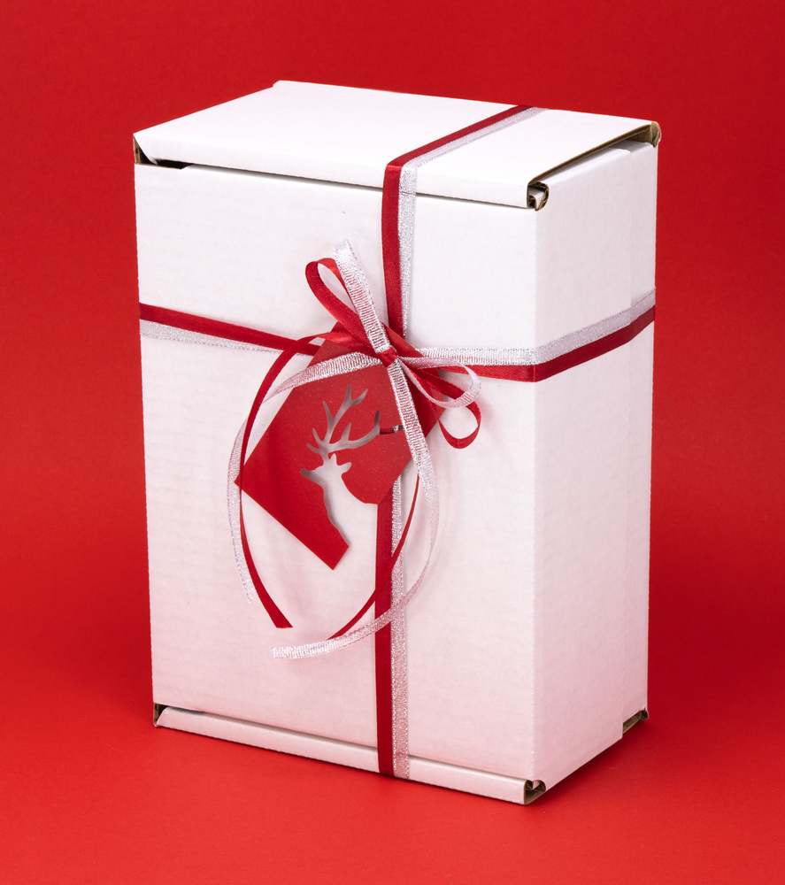Крафтовая подарочная коробка "Новогодний красный олень"" (22х16,5х10 см) с наполнителем тишью, красной #1