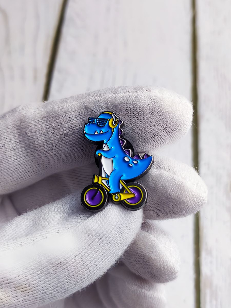 Металлический значок пин / "Динозавр на велосипеде" #1