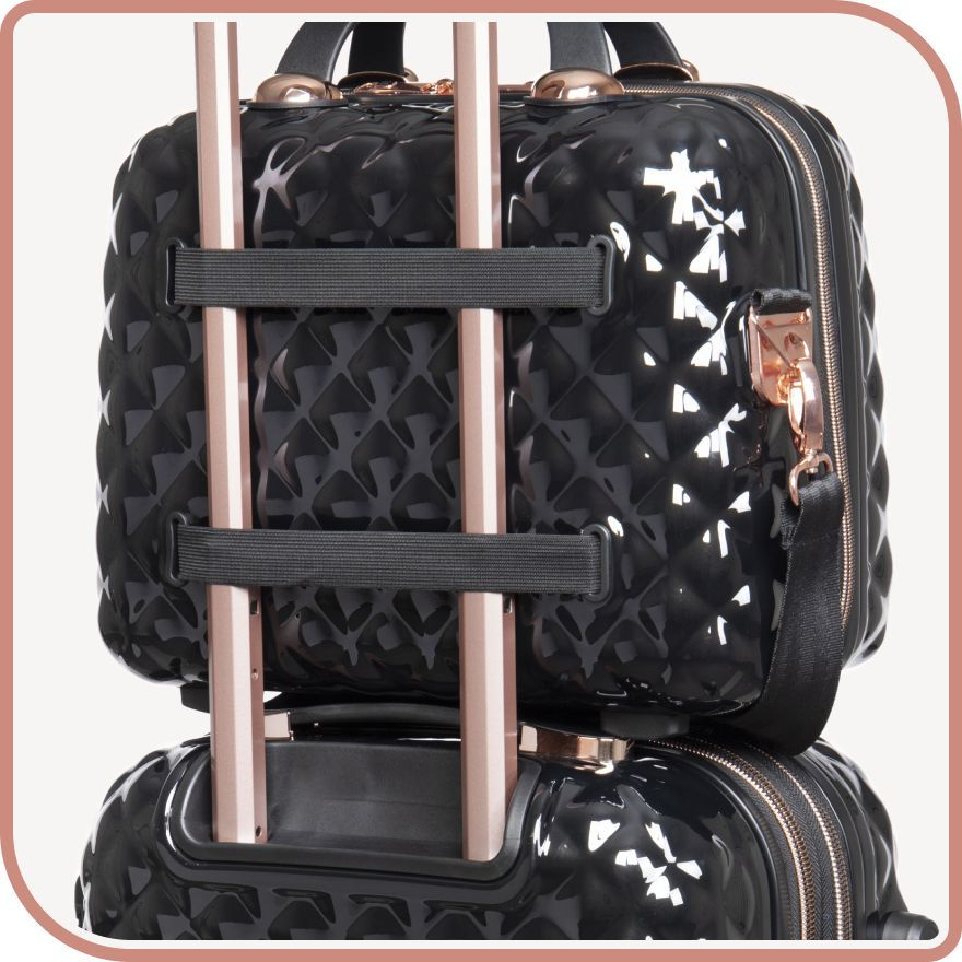 Достоинство бьюти-кейса Glitzy британского бренда itluggage: ремни для крепления к чемодану.