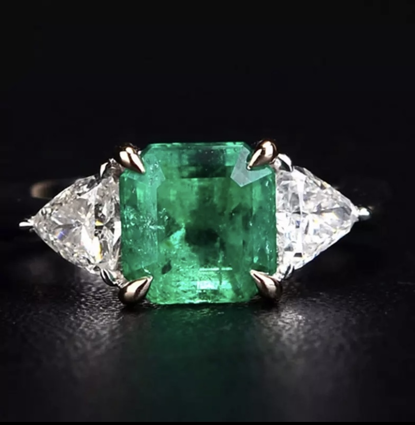 Украшение кольцо в стиле "Жена олигарха" с зеленым камнем, р.19(серебристый)  #1