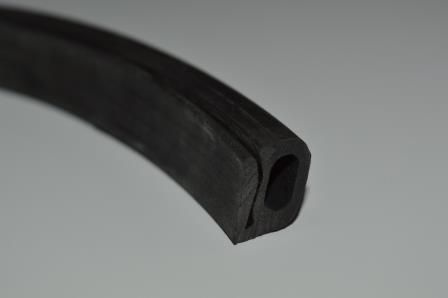 Профиль резиновый уплотнительный е-образный черного цвета. Основание 15 мм, высота 15 мм. Длина 3 метра. #1