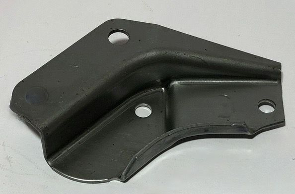 Кронштейн крепления стабилизатора к нижнему рычагу левый для ВАЗ 2121 ...