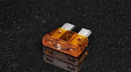 Предохранитель флажковый EURO 5A F0580 KOITO - купить по низкой цене в ...