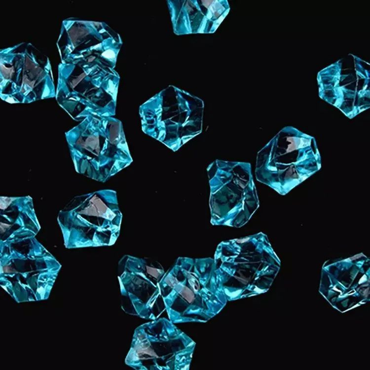 Декоративные камни выглядят как маленькие алмазы, блестящие и яркие и являются прекрасным дополнением к интерьеру.