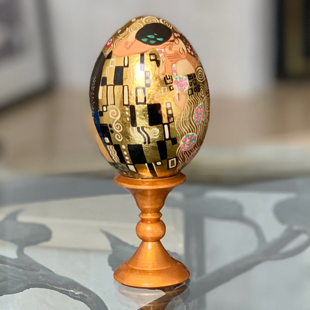 Яйцо деревянное "Поцелуй.Густав Климт" /яйцо декоративное на подставке/фигурка интерьерная/подарок/сувенир #1