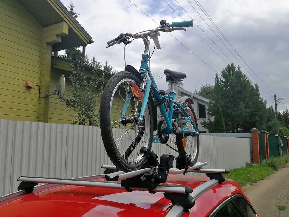 Крепление для велосипеда на крышу 7051 / Вертикальное велосипедное крепление ATLANT Roof Rider  #1