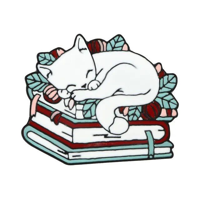 Значок милый со спящим котиком и книгами для девочек на рюкзак, одежду  #1