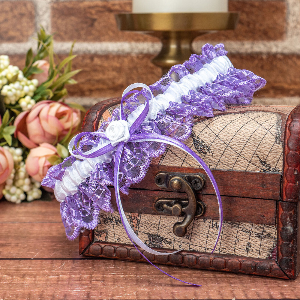 Нежная подвязка для невесты на свадебное торжество в фиолетовых тонах, из темного сиреневого кружева #1