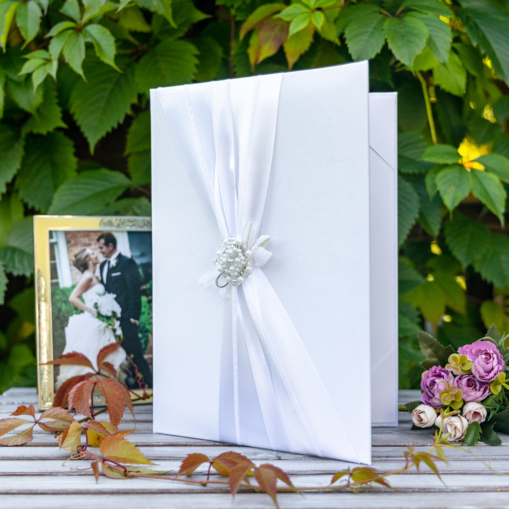 Белая папка для свидетельства о браке на свадьбу с атласной драпировкой и жемчужной брошью, с уголками #1